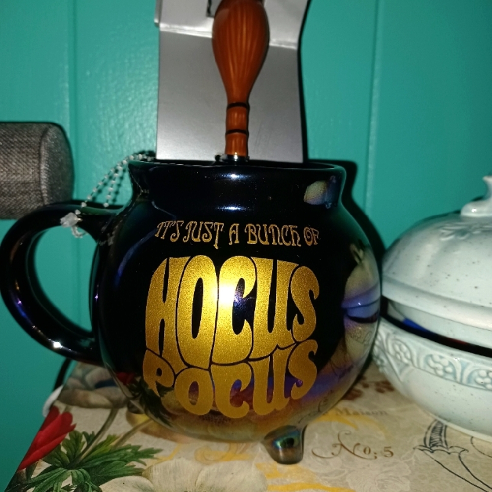 Disney's Hocus Pocus iridescent cauldron mug NEW